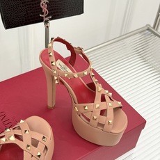 Valentino/华伦天奴26WF新品 铆钉恨天高防水台高跟凉鞋 金字塔铆钉刻入基因 防水台稳稳托住气场 哑光皮革冷冽 Valentino/华伦天奴26WF新品 铆钉恨天高防水台高跟凉鞋 金字塔铆钉刻入基因 防水台稳稳托住气场 哑光皮革冷冽