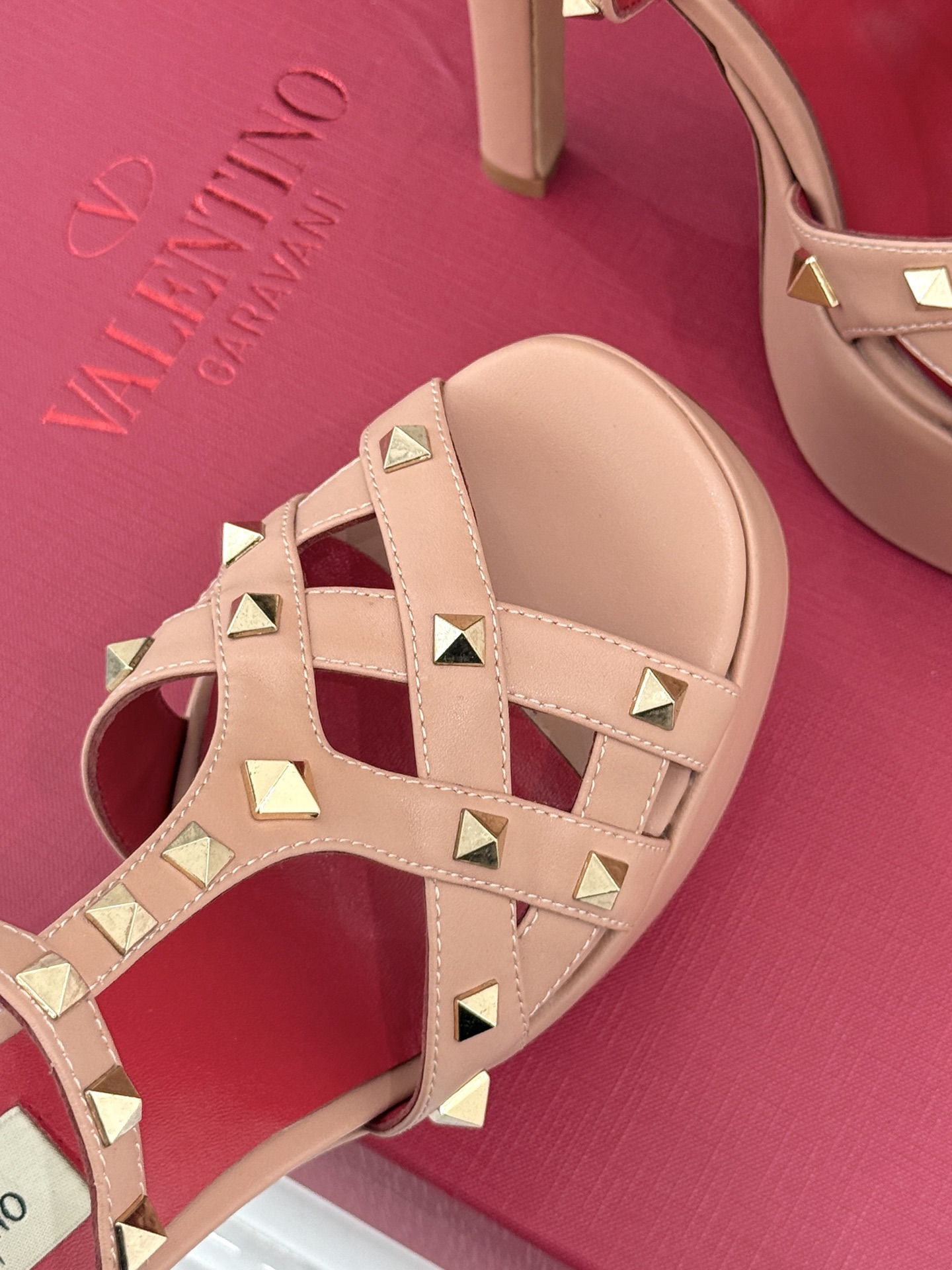 Valentino/华伦天奴26WF新品 铆钉恨天高防水台高跟凉鞋 金字塔铆钉刻入基因 防水台稳稳托住气场 哑光皮革冷冽 Valentino/华伦天奴26WF新品 铆钉恨天高防水台高跟凉鞋 金字塔铆钉刻入基因 防水台稳稳托住气场 哑光皮革冷冽