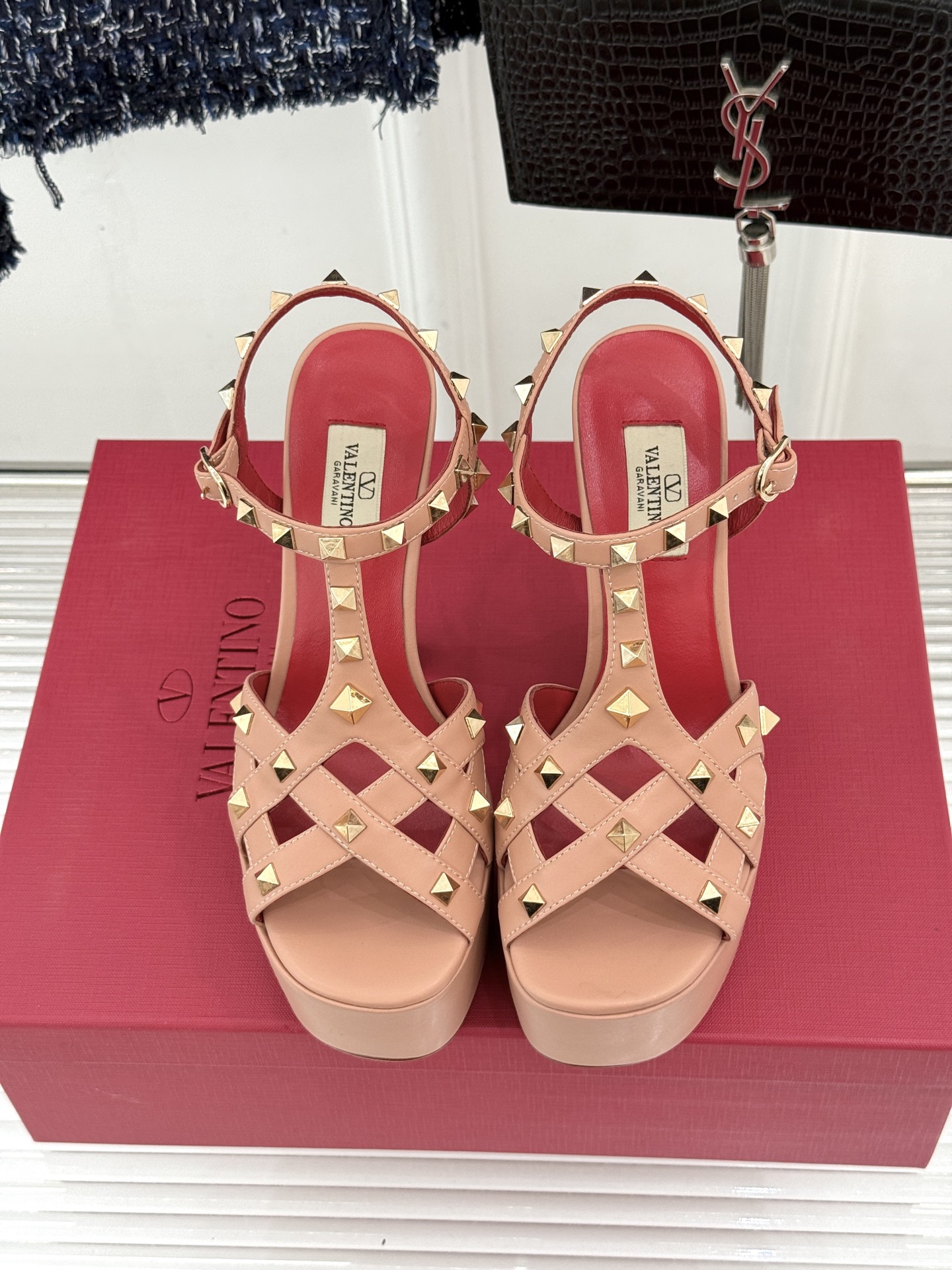 Valentino/华伦天奴26WF新品 铆钉恨天高防水台高跟凉鞋 金字塔铆钉刻入基因 防水台稳稳托住气场 哑光皮革冷冽 Valentino/华伦天奴26WF新品 铆钉恨天高防水台高跟凉鞋 金字塔铆钉刻入基因 防水台稳稳托住气场 哑光皮革冷冽