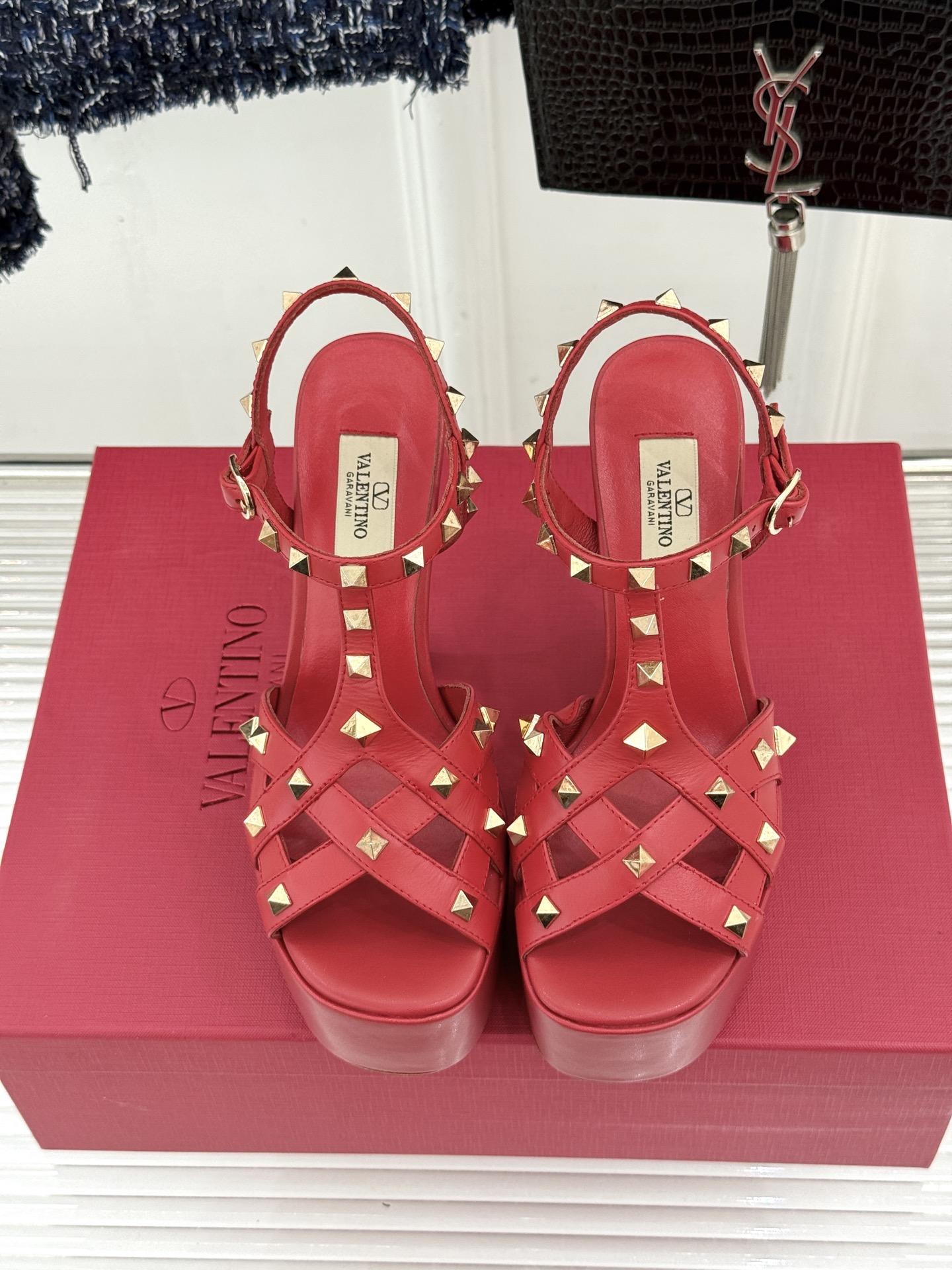 Valentino/华伦天奴26WF新品 铆钉恨天高防水台高跟凉鞋 金字塔铆钉刻入基因 防水台稳稳托住气场 哑光皮革冷冽