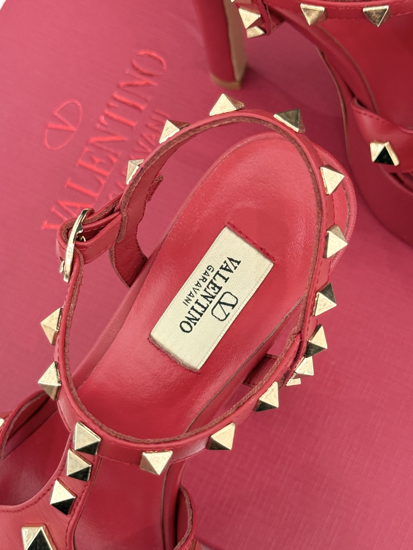 Valentino/华伦天奴26WF新品 铆钉恨天高防水台高跟凉鞋 金字塔铆钉刻入基因 防水台稳稳托住气场 哑光皮革冷冽