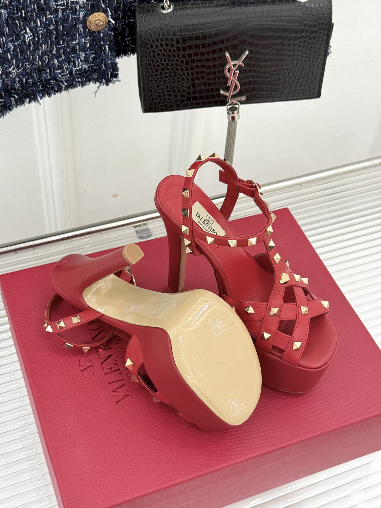 Valentino/华伦天奴26WF新品 铆钉恨天高防水台高跟凉鞋 金字塔铆钉刻入基因 防水台稳稳托住气场 哑光皮革冷冽