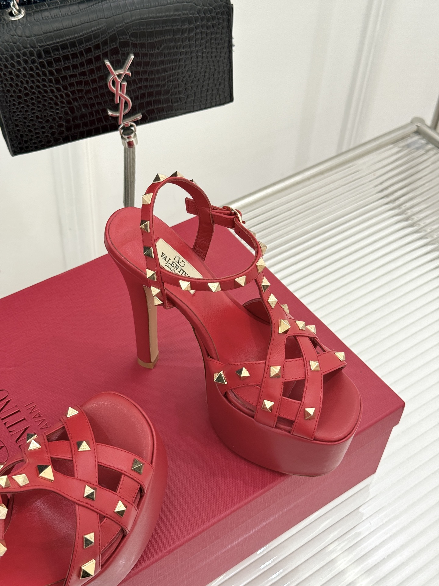 Valentino/华伦天奴26WF新品 铆钉恨天高防水台高跟凉鞋 金字塔铆钉刻入基因 防水台稳稳托住气场 哑光皮革冷冽