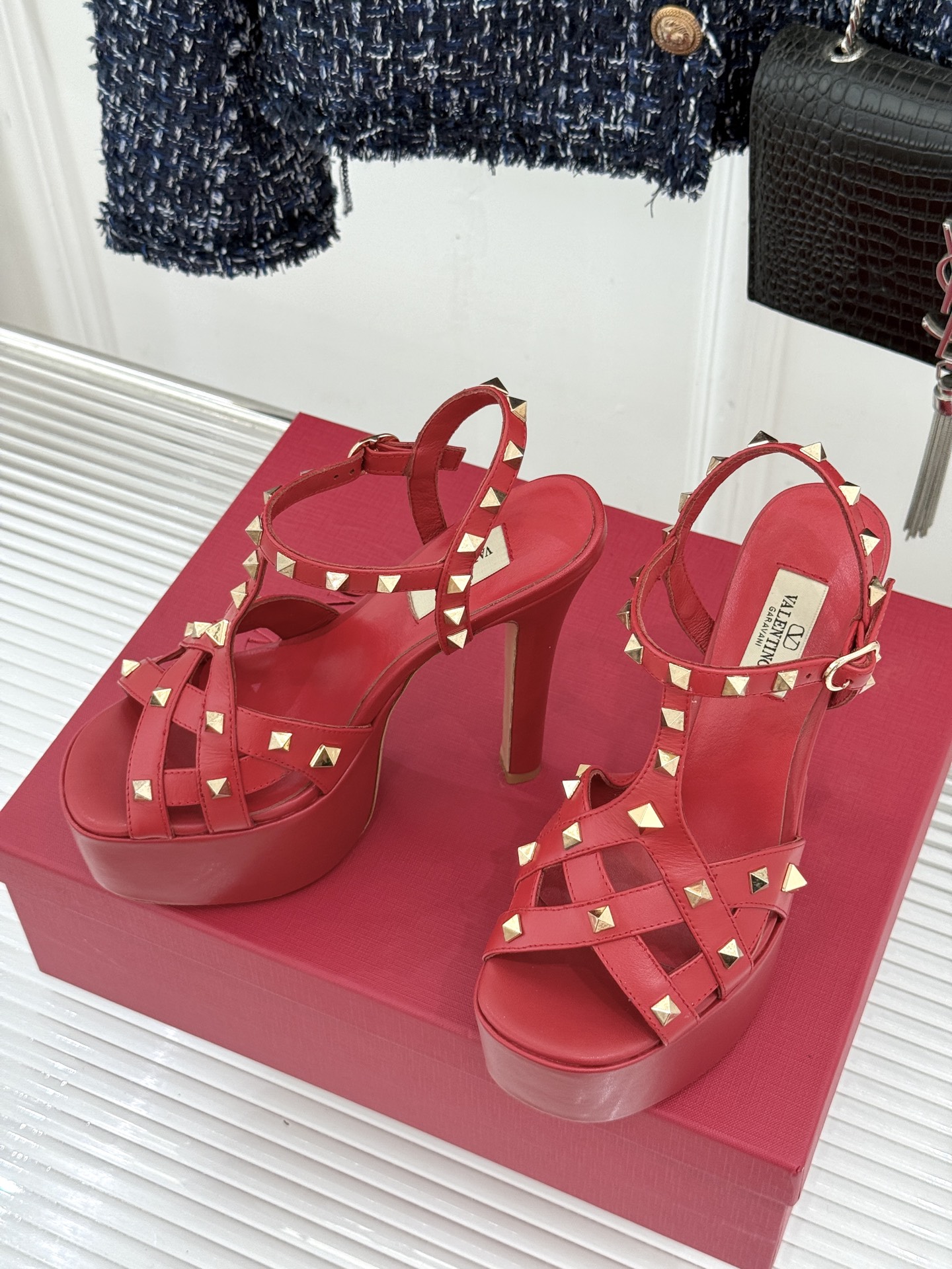Valentino/华伦天奴26WF新品 铆钉恨天高防水台高跟凉鞋 金字塔铆钉刻入基因 防水台稳稳托住气场 哑光皮革冷冽