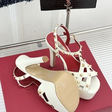 Valentino/华伦天奴26WF新品 铆钉恨天高防水台高跟凉鞋 金字塔铆钉刻入基因 防水台稳稳托住气场 哑光皮革冷冽 Valentino/华伦天奴26WF新品 铆钉恨天高防水台高跟凉鞋 金字塔铆钉刻入基因 防水台稳稳托住气场 哑光皮革冷冽