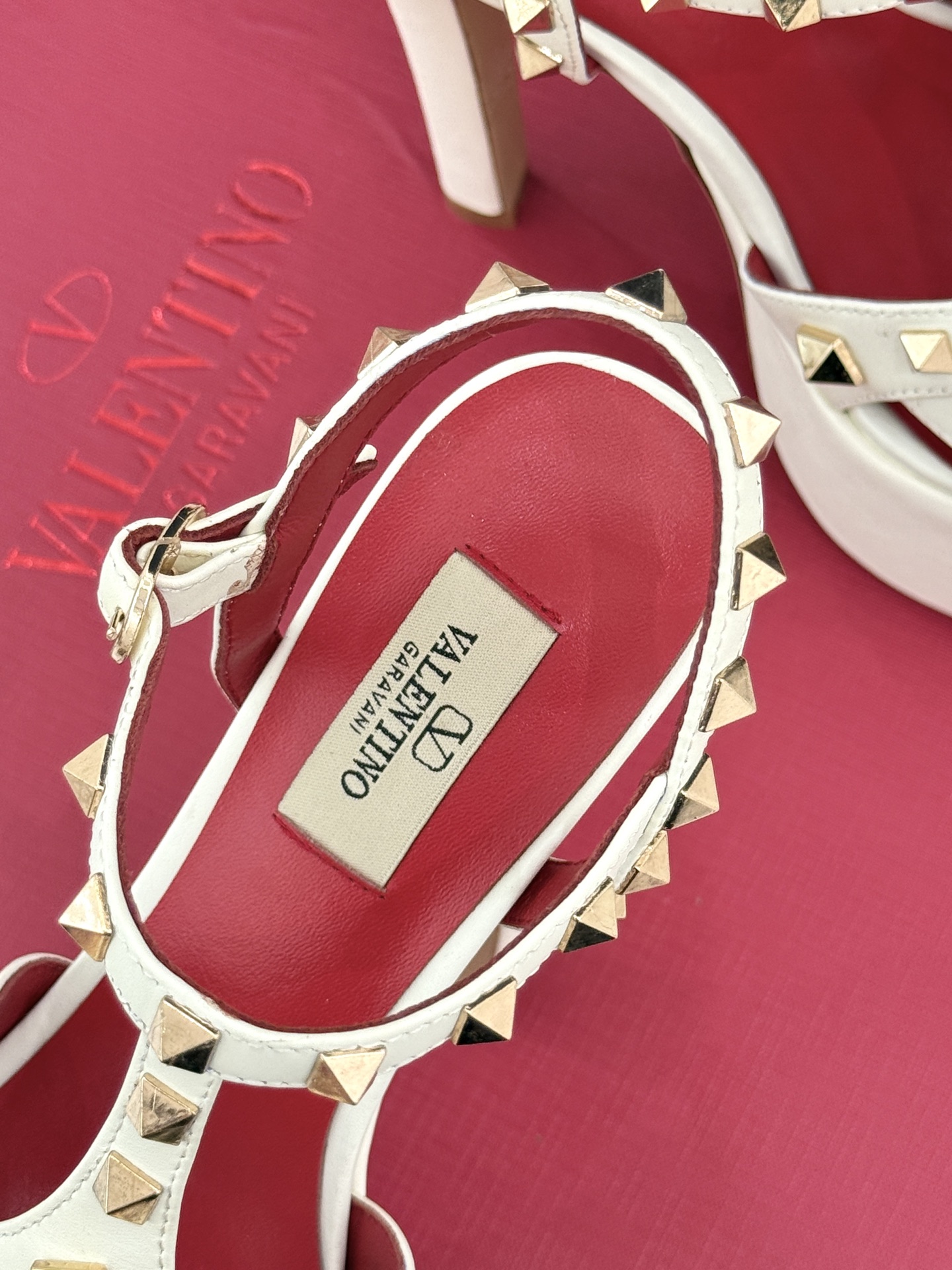 Valentino/华伦天奴26WF新品 铆钉恨天高防水台高跟凉鞋 金字塔铆钉刻入基因 防水台稳稳托住气场 哑光皮革冷冽 Valentino/华伦天奴26WF新品 铆钉恨天高防水台高跟凉鞋 金字塔铆钉刻入基因 防水台稳稳托住气场 哑光皮革冷冽