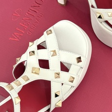 Valentino/华伦天奴26WF新品 铆钉恨天高防水台高跟凉鞋 金字塔铆钉刻入基因 防水台稳稳托住气场 哑光皮革冷冽 Valentino/华伦天奴26WF新品 铆钉恨天高防水台高跟凉鞋 金字塔铆钉刻入基因 防水台稳稳托住气场 哑光皮革冷冽
