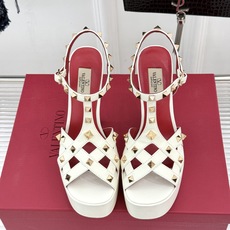Valentino/华伦天奴26WF新品 铆钉恨天高防水台高跟凉鞋 金字塔铆钉刻入基因 防水台稳稳托住气场 哑光皮革冷冽 Valentino/华伦天奴26WF新品 铆钉恨天高防水台高跟凉鞋 金字塔铆钉刻入基因 防水台稳稳托住气场 哑光皮革冷冽