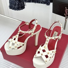 Valentino/华伦天奴26WF新品 铆钉恨天高防水台高跟凉鞋 金字塔铆钉刻入基因 防水台稳稳托住气场 哑光皮革冷冽 Valentino/华伦天奴26WF新品 铆钉恨天高防水台高跟凉鞋 金字塔铆钉刻入基因 防水台稳稳托住气场 哑光皮革冷冽