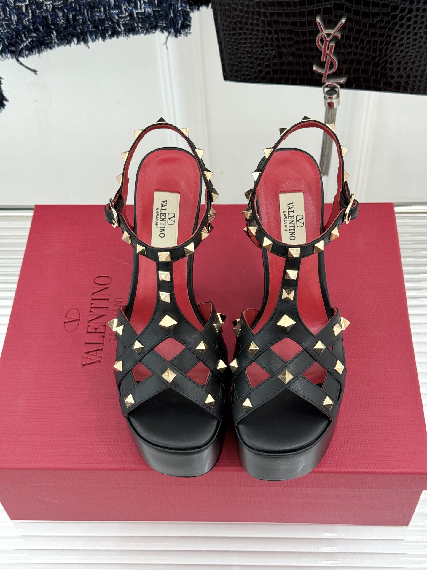 Valentino/华伦天奴26WF新品 铆钉恨天高防水台高跟凉鞋 金字塔铆钉刻入基因 防水台稳稳托住气场 哑光皮革冷冽 Valentino/华伦天奴26WF新品 铆钉恨天高防水台高跟凉鞋 金字塔铆钉刻入基因 防水台稳稳托住气场 哑光皮革冷冽
