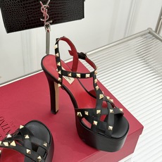 Valentino/华伦天奴26WF新品 铆钉恨天高防水台高跟凉鞋 金字塔铆钉刻入基因 防水台稳稳托住气场 哑光皮革冷冽 Valentino/华伦天奴26WF新品 铆钉恨天高防水台高跟凉鞋 金字塔铆钉刻入基因 防水台稳稳托住气场 哑光皮革冷冽