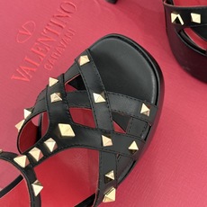 Valentino/华伦天奴26WF新品 铆钉恨天高防水台高跟凉鞋 金字塔铆钉刻入基因 防水台稳稳托住气场 哑光皮革冷冽 Valentino/华伦天奴26WF新品 铆钉恨天高防水台高跟凉鞋 金字塔铆钉刻入基因 防水台稳稳托住气场 哑光皮革冷冽