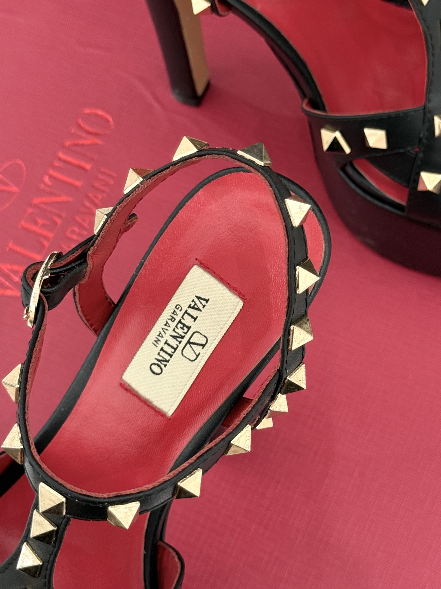 Valentino/华伦天奴26WF新品 铆钉恨天高防水台高跟凉鞋 金字塔铆钉刻入基因 防水台稳稳托住气场 哑光皮革冷冽 Valentino/华伦天奴26WF新品 铆钉恨天高防水台高跟凉鞋 金字塔铆钉刻入基因 防水台稳稳托住气场 哑光皮革冷冽