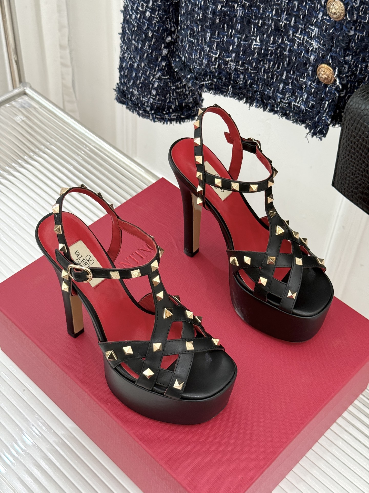 Valentino/华伦天奴26WF新品 铆钉恨天高防水台高跟凉鞋 金字塔铆钉刻入基因 防水台稳稳托住气场 哑光皮革冷冽 Valentino/华伦天奴26WF新品 铆钉恨天高防水台高跟凉鞋 金字塔铆钉刻入基因 防水台稳稳托住气场 哑光皮革冷冽