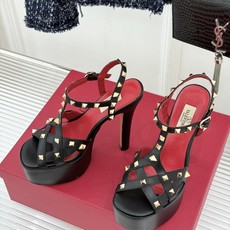 Valentino/华伦天奴26WF新品 铆钉恨天高防水台高跟凉鞋 金字塔铆钉刻入基因 防水台稳稳托住气场 哑光皮革冷冽 Valentino/华伦天奴26WF新品 铆钉恨天高防水台高跟凉鞋 金字塔铆钉刻入基因 防水台稳稳托住气场 哑光皮革冷冽