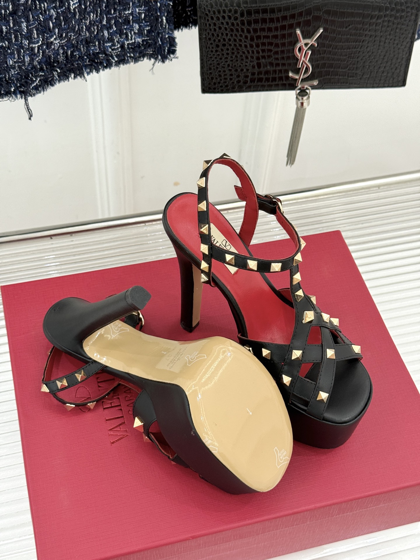 Valentino/华伦天奴26WF新品 铆钉恨天高防水台高跟凉鞋 金字塔铆钉刻入基因 防水台稳稳托住气场 哑光皮革冷冽 Valentino/华伦天奴26WF新品 铆钉恨天高防水台高跟凉鞋 金字塔铆钉刻入基因 防水台稳稳托住气场 哑光皮革冷冽
