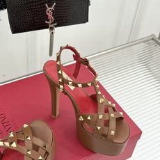 Valentino/华伦天奴26WF新品 铆钉恨天高防水台高跟凉鞋 金字塔铆钉刻入基因 防水台稳稳托住气场 哑光皮革冷冽 Valentino/华伦天奴26WF新品 铆钉恨天高防水台高跟凉鞋 金字塔铆钉刻入基因 防水台稳稳托住气场 哑光皮革冷冽