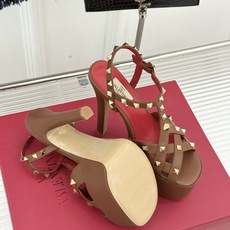 Valentino/华伦天奴26WF新品 铆钉恨天高防水台高跟凉鞋 金字塔铆钉刻入基因 防水台稳稳托住气场 哑光皮革冷冽 Valentino/华伦天奴26WF新品 铆钉恨天高防水台高跟凉鞋 金字塔铆钉刻入基因 防水台稳稳托住气场 哑光皮革冷冽