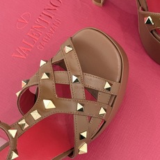 Valentino/华伦天奴26WF新品 铆钉恨天高防水台高跟凉鞋 金字塔铆钉刻入基因 防水台稳稳托住气场 哑光皮革冷冽 Valentino/华伦天奴26WF新品 铆钉恨天高防水台高跟凉鞋 金字塔铆钉刻入基因 防水台稳稳托住气场 哑光皮革冷冽