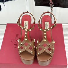 Valentino/华伦天奴26WF新品 铆钉恨天高防水台高跟凉鞋 金字塔铆钉刻入基因 防水台稳稳托住气场 哑光皮革冷冽 Valentino/华伦天奴26WF新品 铆钉恨天高防水台高跟凉鞋 金字塔铆钉刻入基因 防水台稳稳托住气场 哑光皮革冷冽