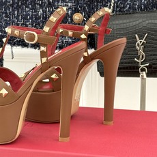 Valentino/华伦天奴26WF新品 铆钉恨天高防水台高跟凉鞋 金字塔铆钉刻入基因 防水台稳稳托住气场 哑光皮革冷冽 Valentino/华伦天奴26WF新品 铆钉恨天高防水台高跟凉鞋 金字塔铆钉刻入基因 防水台稳稳托住气场 哑光皮革冷冽