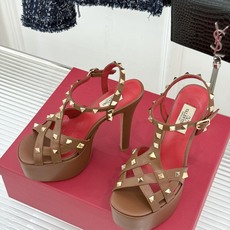 Valentino/华伦天奴26WF新品 铆钉恨天高防水台高跟凉鞋 金字塔铆钉刻入基因 防水台稳稳托住气场 哑光皮革冷冽 Valentino/华伦天奴26WF新品 铆钉恨天高防水台高跟凉鞋 金字塔铆钉刻入基因 防水台稳稳托住气场 哑光皮革冷冽