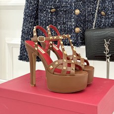 Valentino/华伦天奴26WF新品 铆钉恨天高防水台高跟凉鞋 金字塔铆钉刻入基因 防水台稳稳托住气场 哑光皮革冷冽 Valentino/华伦天奴26WF新品 铆钉恨天高防水台高跟凉鞋 金字塔铆钉刻入基因 防水台稳稳托住气场 哑光皮革冷冽