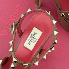 Valentino/华伦天奴26WF新品 铆钉恨天高防水台高跟凉鞋 金字塔铆钉刻入基因 防水台稳稳托住气场 哑光皮革冷冽 Valentino/华伦天奴26WF新品 铆钉恨天高防水台高跟凉鞋 金字塔铆钉刻入基因 防水台稳稳托住气场 哑光皮革冷冽