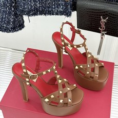 Valentino/华伦天奴26WF新品 铆钉恨天高防水台高跟凉鞋 金字塔铆钉刻入基因 防水台稳稳托住气场 哑光皮革冷冽 Valentino/华伦天奴26WF新品 铆钉恨天高防水台高跟凉鞋 金字塔铆钉刻入基因 防水台稳稳托住气场 哑光皮革冷冽