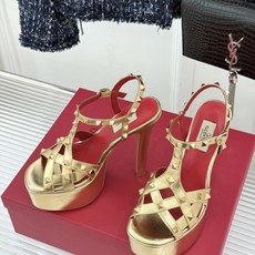 Valentino/华伦天奴26WF新品 铆钉恨天高防水台高跟凉鞋 金字塔铆钉刻入基因 防水台稳稳托住气场 哑光皮革冷冽 Valentino/华伦天奴26WF新品 铆钉恨天高防水台高跟凉鞋 金字塔铆钉刻入基因 防水台稳稳托住气场 哑光皮革冷冽
