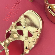 Valentino/华伦天奴26WF新品 铆钉恨天高防水台高跟凉鞋 金字塔铆钉刻入基因 防水台稳稳托住气场 哑光皮革冷冽 Valentino/华伦天奴26WF新品 铆钉恨天高防水台高跟凉鞋 金字塔铆钉刻入基因 防水台稳稳托住气场 哑光皮革冷冽