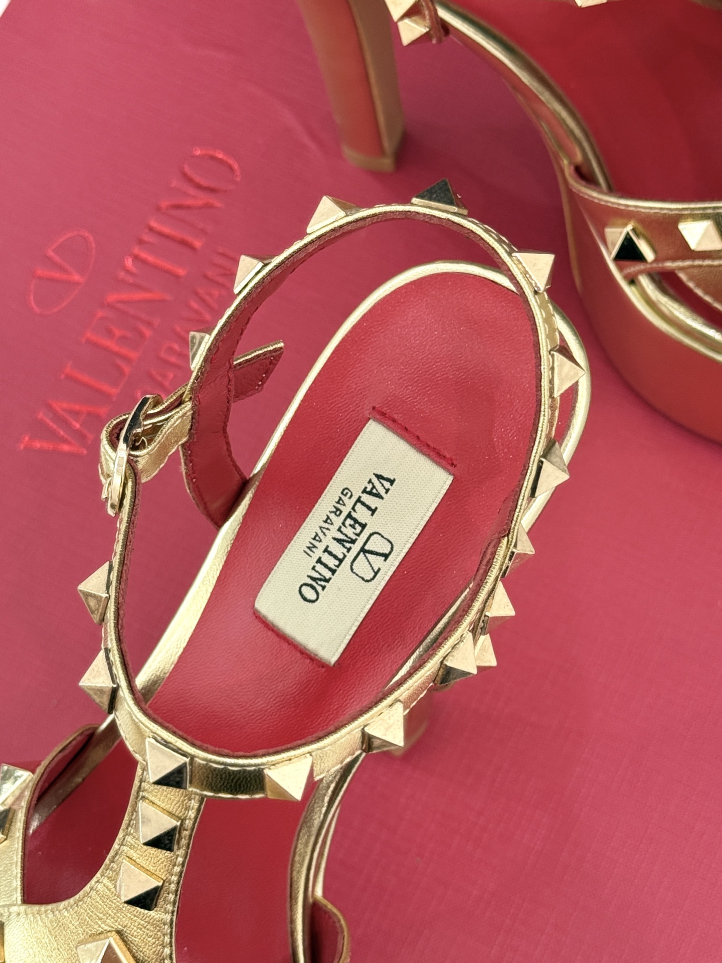 Valentino/华伦天奴26WF新品 铆钉恨天高防水台高跟凉鞋 金字塔铆钉刻入基因 防水台稳稳托住气场 哑光皮革冷冽 Valentino/华伦天奴26WF新品 铆钉恨天高防水台高跟凉鞋 金字塔铆钉刻入基因 防水台稳稳托住气场 哑光皮革冷冽
