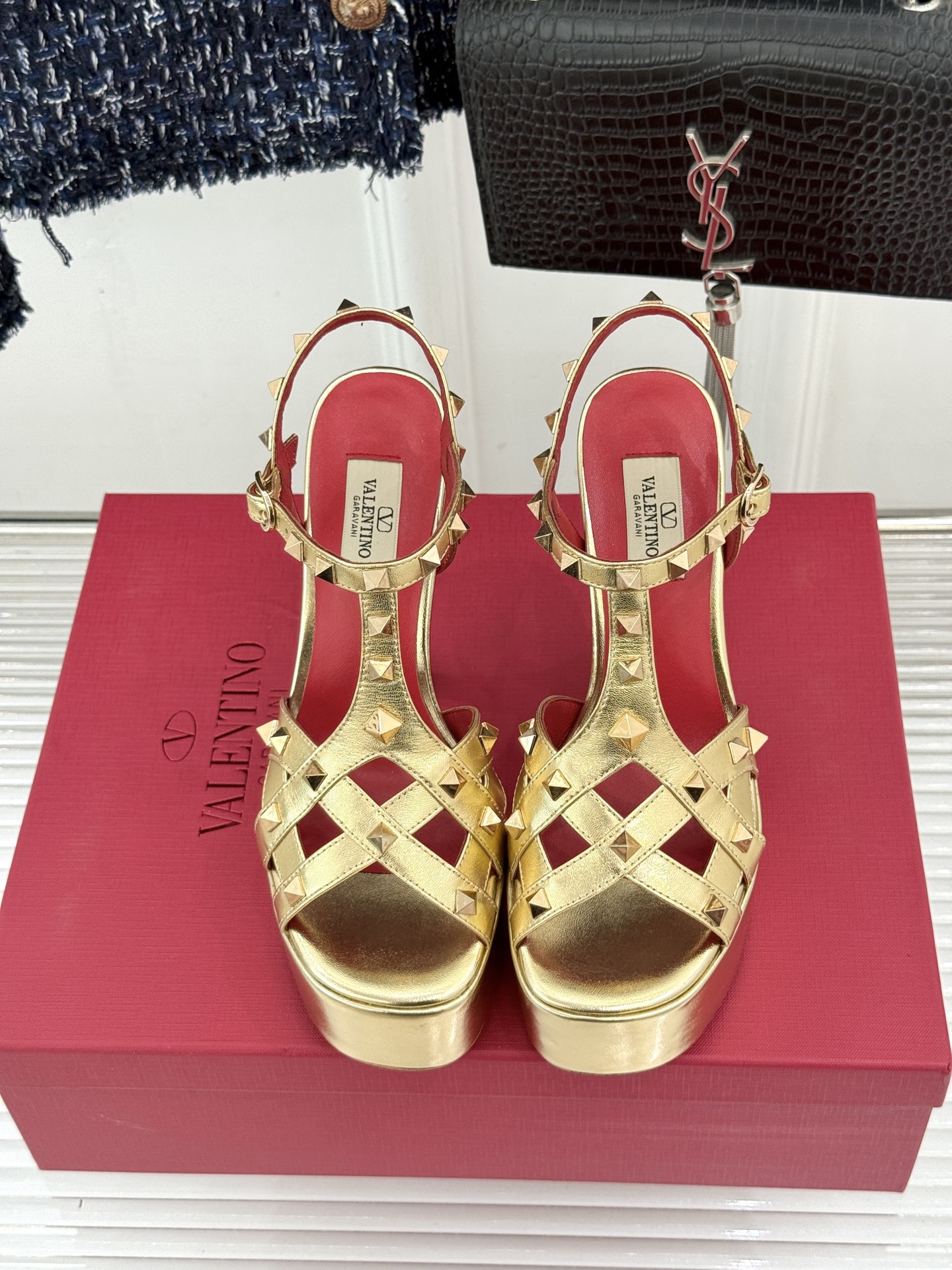 Valentino/华伦天奴26WF新品 铆钉恨天高防水台高跟凉鞋 金字塔铆钉刻入基因 防水台稳稳托住气场 哑光皮革冷冽 Valentino/华伦天奴26WF新品 铆钉恨天高防水台高跟凉鞋 金字塔铆钉刻入基因 防水台稳稳托住气场 哑光皮革冷冽