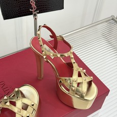 Valentino/华伦天奴26WF新品 铆钉恨天高防水台高跟凉鞋 金字塔铆钉刻入基因 防水台稳稳托住气场 哑光皮革冷冽 Valentino/华伦天奴26WF新品 铆钉恨天高防水台高跟凉鞋 金字塔铆钉刻入基因 防水台稳稳托住气场 哑光皮革冷冽