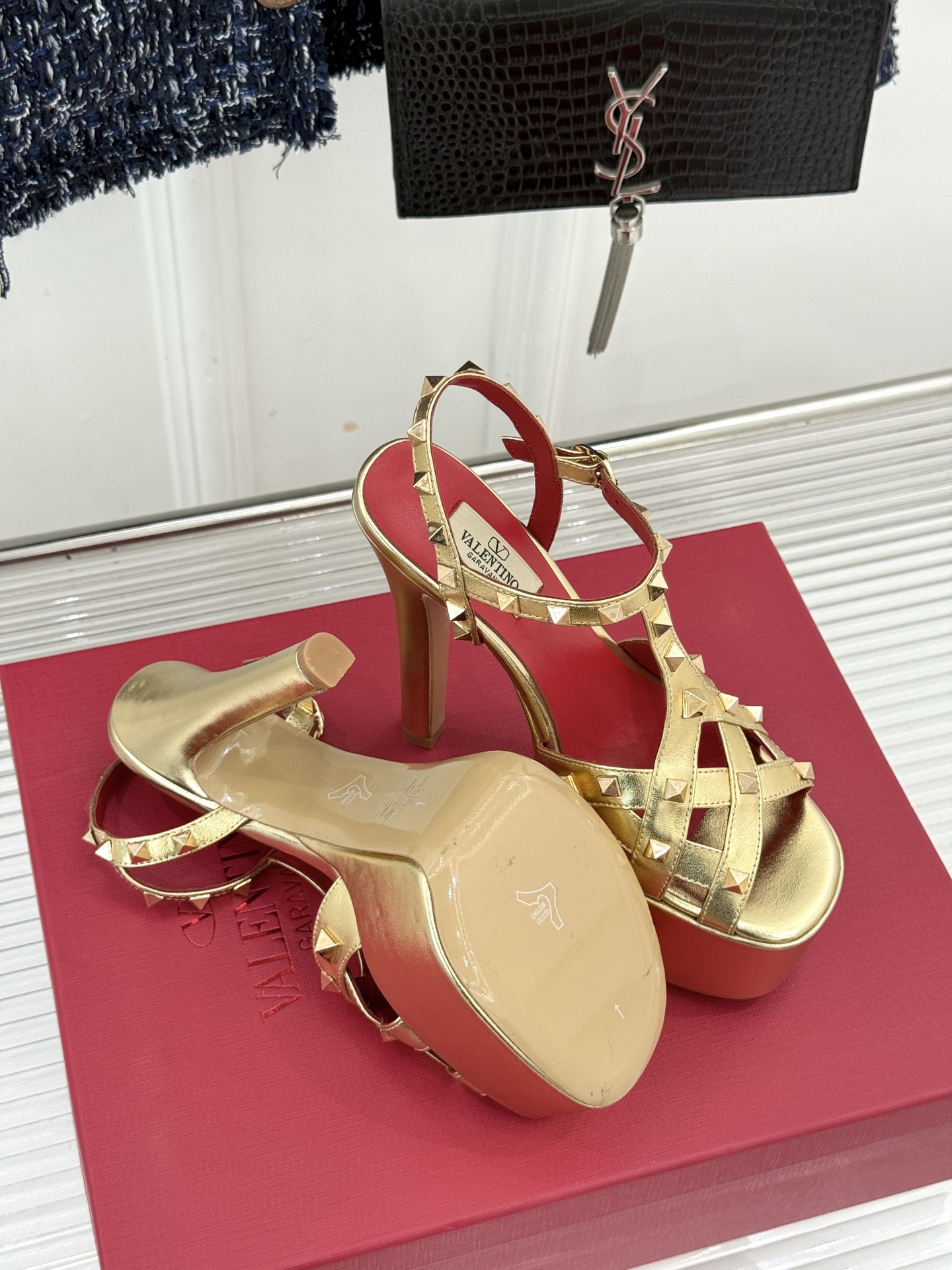 Valentino/华伦天奴26WF新品 铆钉恨天高防水台高跟凉鞋 金字塔铆钉刻入基因 防水台稳稳托住气场 哑光皮革冷冽 Valentino/华伦天奴26WF新品 铆钉恨天高防水台高跟凉鞋 金字塔铆钉刻入基因 防水台稳稳托住气场 哑光皮革冷冽