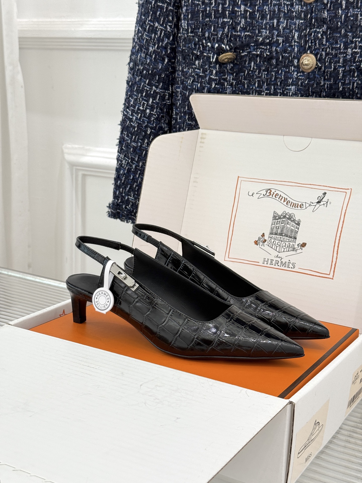 顶版 Hermès/爱马仕经典Kelly扣 鳄鱼纹后空猫跟凉鞋 鳄鱼纹压出哑光质感 经典Kelly扣锁着马术基因 后空剪 顶版 Hermès/爱马仕经典Kelly扣 鳄鱼纹后空猫跟凉鞋 鳄鱼纹压出哑光质感 经典Kelly扣锁着马术基因 后空剪