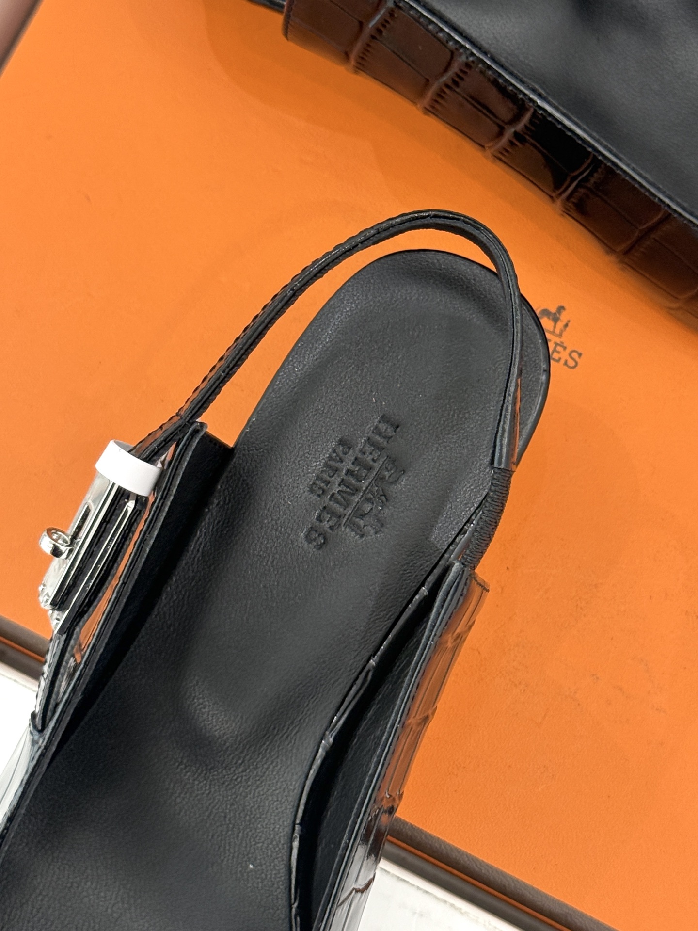 顶版 Hermès/爱马仕经典Kelly扣 鳄鱼纹后空猫跟凉鞋 鳄鱼纹压出哑光质感 经典Kelly扣锁着马术基因 后空剪 顶版 Hermès/爱马仕经典Kelly扣 鳄鱼纹后空猫跟凉鞋 鳄鱼纹压出哑光质感 经典Kelly扣锁着马术基因 后空剪