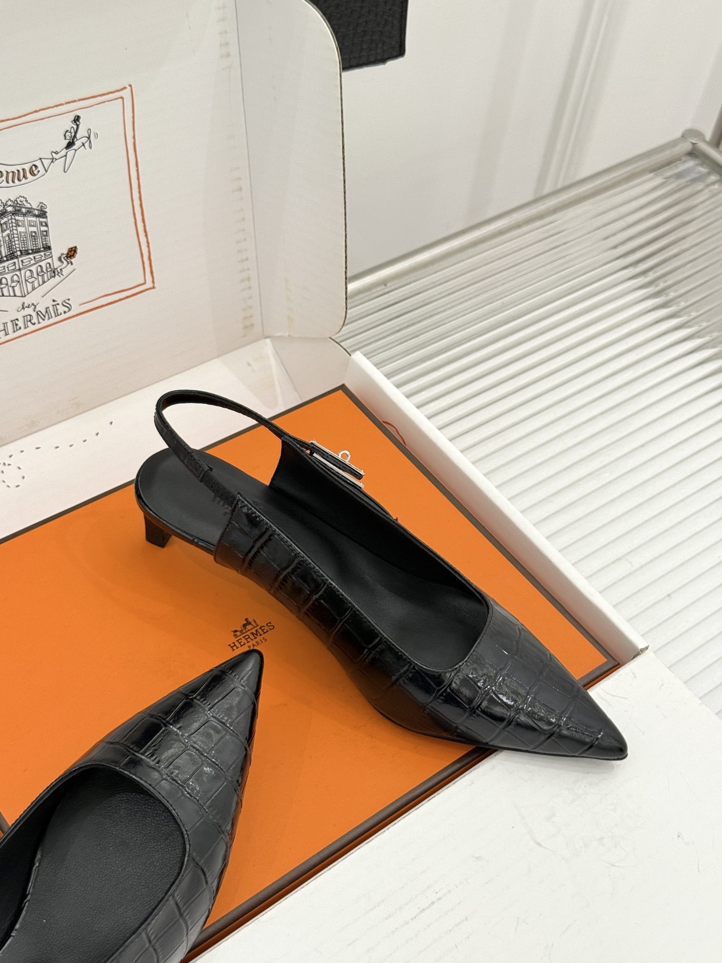 顶版 Hermès/爱马仕经典Kelly扣 鳄鱼纹后空猫跟凉鞋 鳄鱼纹压出哑光质感 经典Kelly扣锁着马术基因 后空剪 顶版 Hermès/爱马仕经典Kelly扣 鳄鱼纹后空猫跟凉鞋 鳄鱼纹压出哑光质感 经典Kelly扣锁着马术基因 后空剪