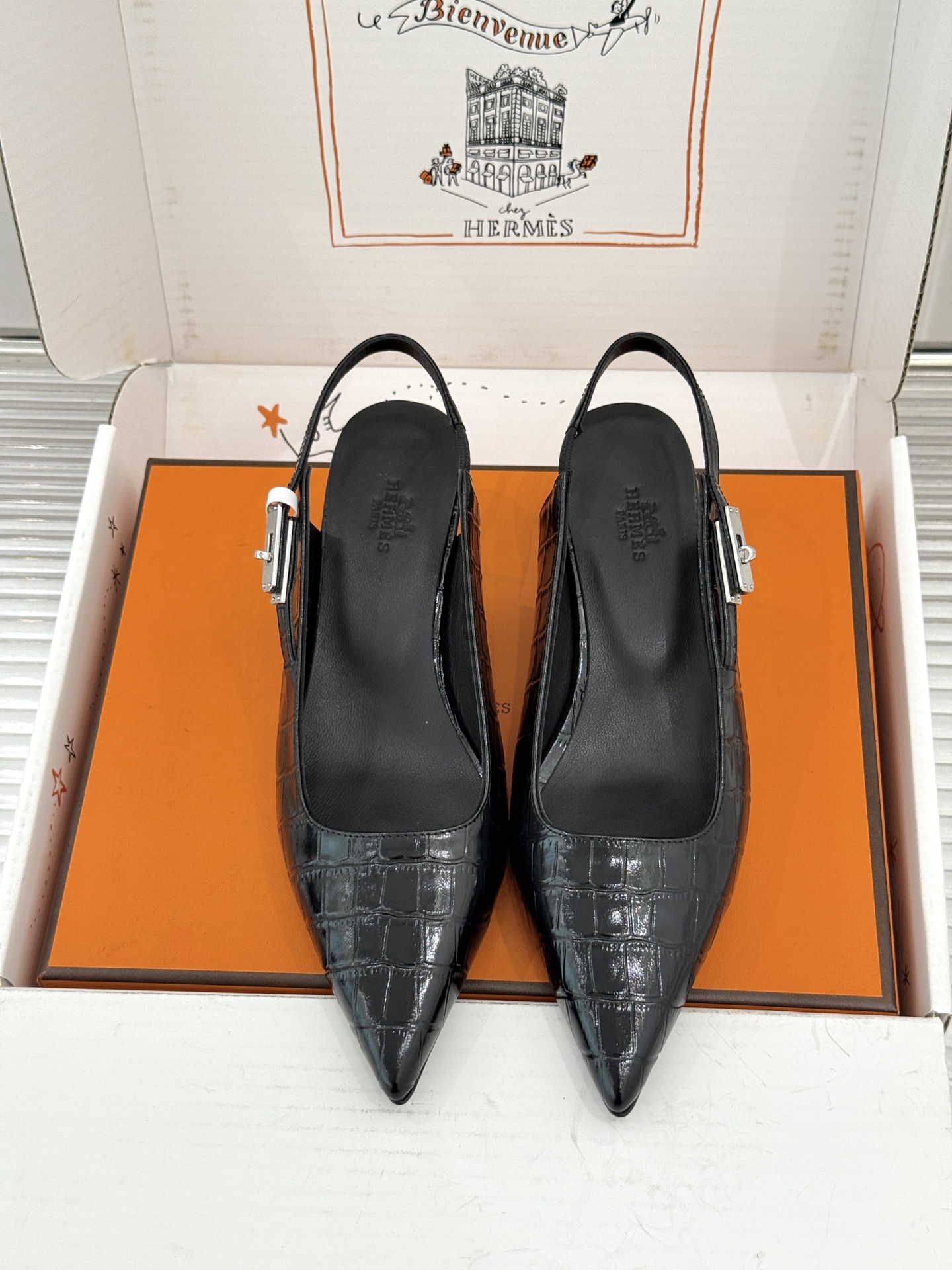 顶版 Hermès/爱马仕经典Kelly扣 鳄鱼纹后空猫跟凉鞋 鳄鱼纹压出哑光质感 经典Kelly扣锁着马术基因 后空剪 顶版 Hermès/爱马仕经典Kelly扣 鳄鱼纹后空猫跟凉鞋 鳄鱼纹压出哑光质感 经典Kelly扣锁着马术基因 后空剪