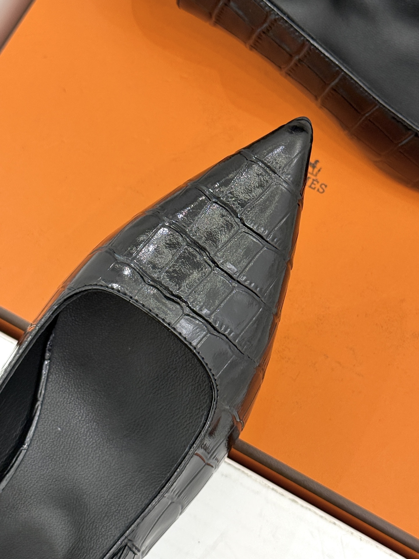 顶版 Hermès/爱马仕经典Kelly扣 鳄鱼纹后空猫跟凉鞋 鳄鱼纹压出哑光质感 经典Kelly扣锁着马术基因 后空剪 顶版 Hermès/爱马仕经典Kelly扣 鳄鱼纹后空猫跟凉鞋 鳄鱼纹压出哑光质感 经典Kelly扣锁着马术基因 后空剪
