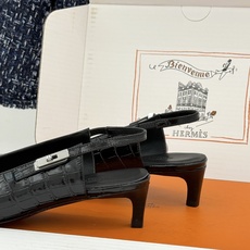 顶版 Hermès/爱马仕经典Kelly扣 鳄鱼纹后空猫跟凉鞋 鳄鱼纹压出哑光质感 经典Kelly扣锁着马术基因 后空剪 顶版 Hermès/爱马仕经典Kelly扣 鳄鱼纹后空猫跟凉鞋 鳄鱼纹压出哑光质感 经典Kelly扣锁着马术基因 后空剪