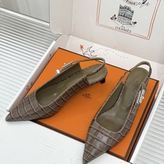 顶版 Hermès/爱马仕经典Kelly扣 鳄鱼纹后空猫跟凉鞋 鳄鱼纹压出哑光质感 经典Kelly扣锁着马术基因 后空剪 顶版 Hermès/爱马仕经典Kelly扣 鳄鱼纹后空猫跟凉鞋 鳄鱼纹压出哑光质感 经典Kelly扣锁着马术基因 后空剪