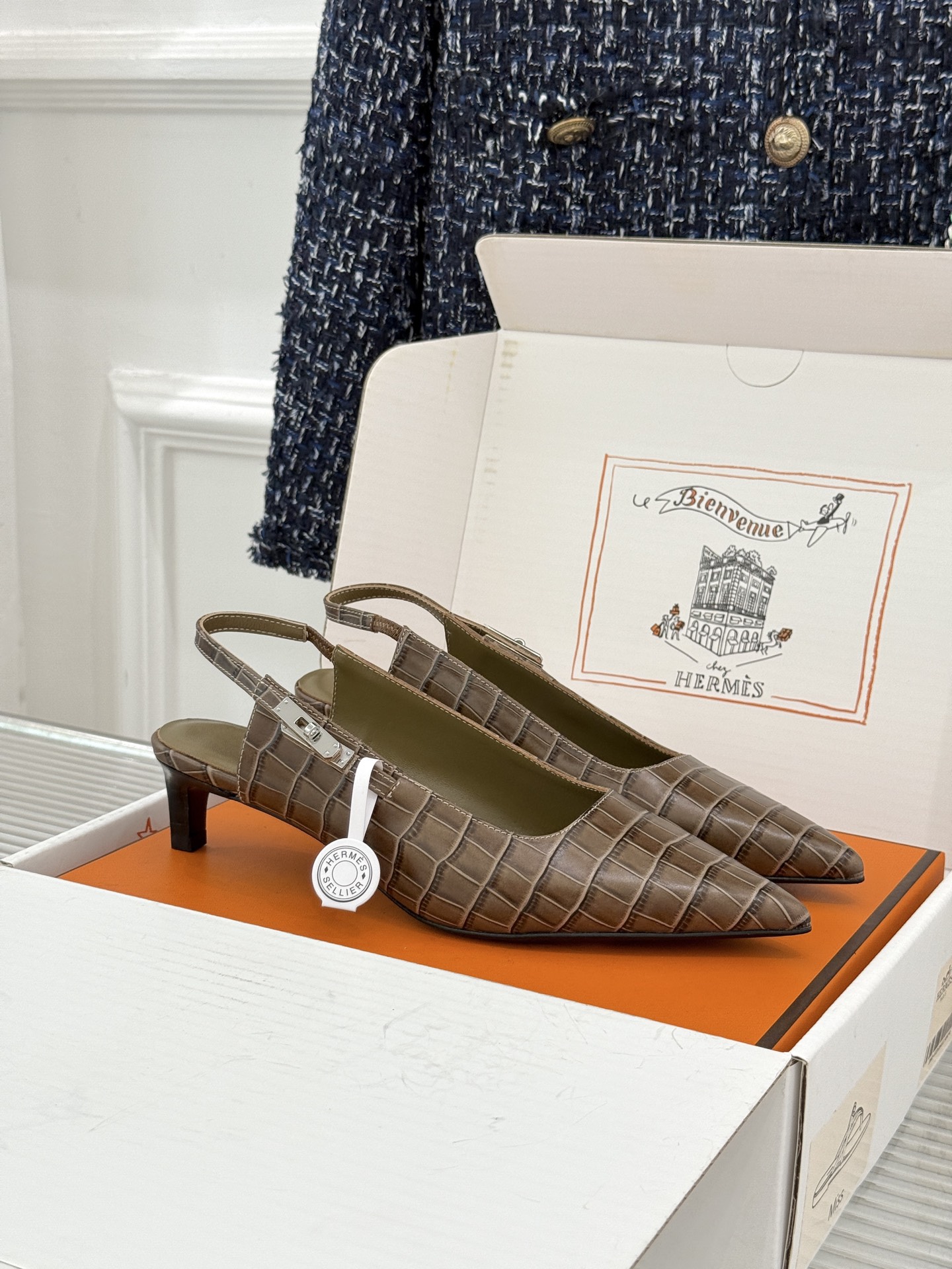 顶版 Hermès/爱马仕经典Kelly扣 鳄鱼纹后空猫跟凉鞋 鳄鱼纹压出哑光质感 经典Kelly扣锁着马术基因 后空剪 顶版 Hermès/爱马仕经典Kelly扣 鳄鱼纹后空猫跟凉鞋 鳄鱼纹压出哑光质感 经典Kelly扣锁着马术基因 后空剪