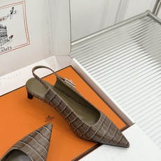 顶版 Hermès/爱马仕经典Kelly扣 鳄鱼纹后空猫跟凉鞋 鳄鱼纹压出哑光质感 经典Kelly扣锁着马术基因 后空剪 顶版 Hermès/爱马仕经典Kelly扣 鳄鱼纹后空猫跟凉鞋 鳄鱼纹压出哑光质感 经典Kelly扣锁着马术基因 后空剪