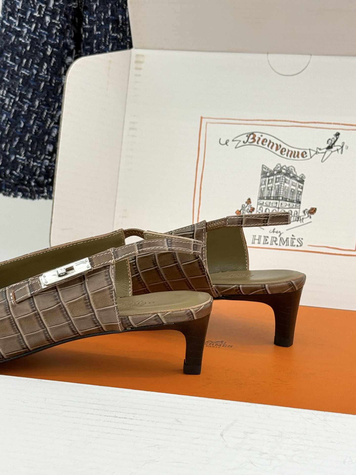 顶版 Hermès/爱马仕经典Kelly扣 鳄鱼纹后空猫跟凉鞋 鳄鱼纹压出哑光质感 经典Kelly扣锁着马术基因 后空剪 顶版 Hermès/爱马仕经典Kelly扣 鳄鱼纹后空猫跟凉鞋 鳄鱼纹压出哑光质感 经典Kelly扣锁着马术基因 后空剪