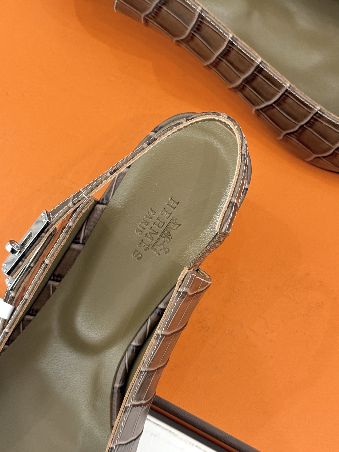 顶版 Hermès/爱马仕经典Kelly扣 鳄鱼纹后空猫跟凉鞋 鳄鱼纹压出哑光质感 经典Kelly扣锁着马术基因 后空剪 顶版 Hermès/爱马仕经典Kelly扣 鳄鱼纹后空猫跟凉鞋 鳄鱼纹压出哑光质感 经典Kelly扣锁着马术基因 后空剪