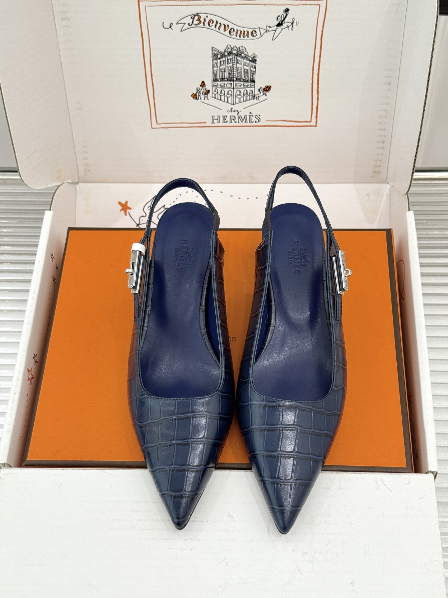 顶版 Hermès/爱马仕经典Kelly扣 鳄鱼纹后空猫跟凉鞋 鳄鱼纹压出哑光质感 经典Kelly扣锁着马术基因 后空剪