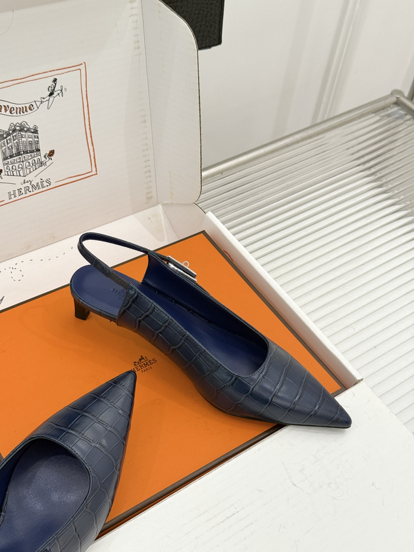 顶版 Hermès/爱马仕经典Kelly扣 鳄鱼纹后空猫跟凉鞋 鳄鱼纹压出哑光质感 经典Kelly扣锁着马术基因 后空剪