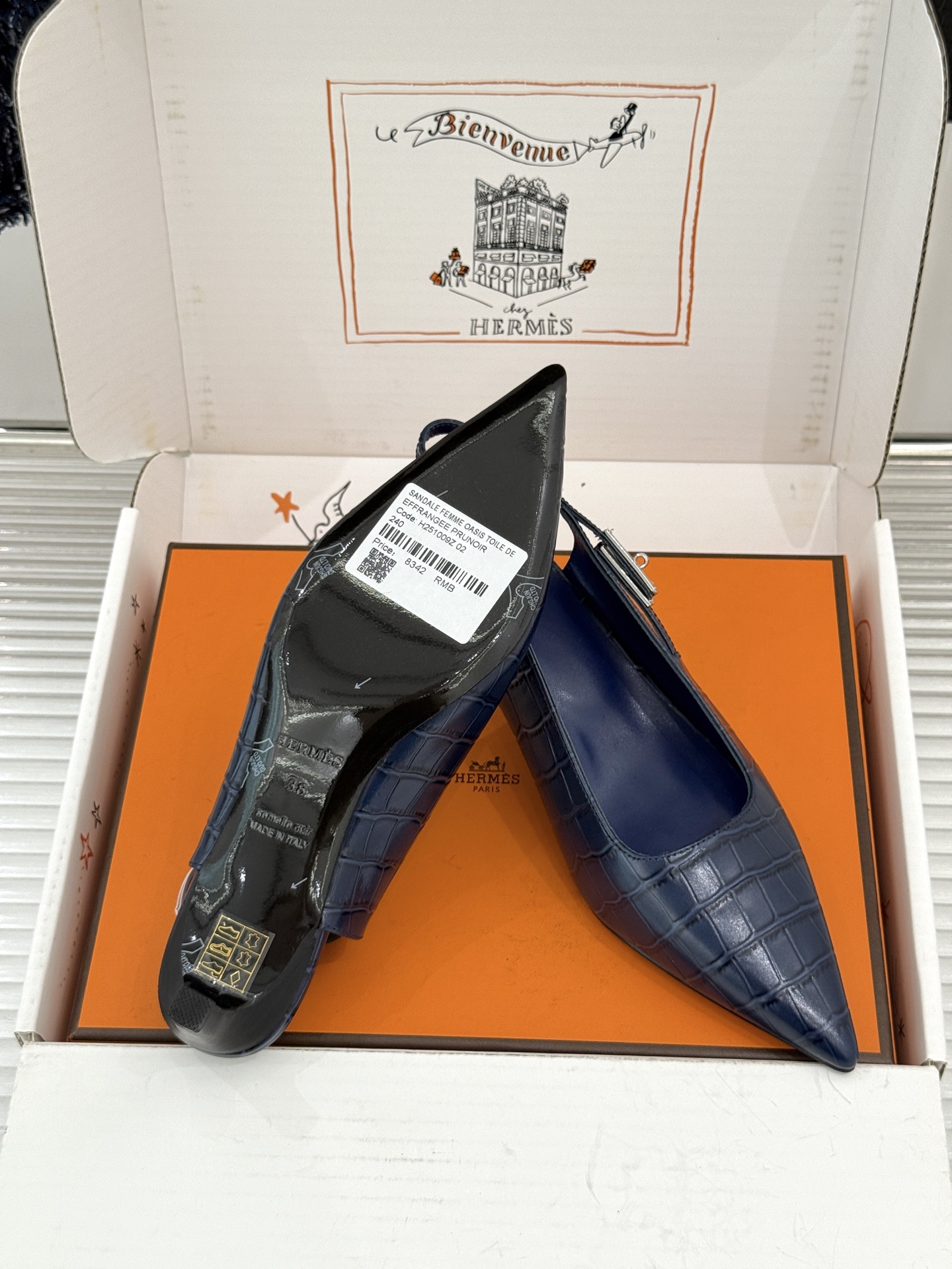 顶版 Hermès/爱马仕经典Kelly扣 鳄鱼纹后空猫跟凉鞋 鳄鱼纹压出哑光质感 经典Kelly扣锁着马术基因 后空剪