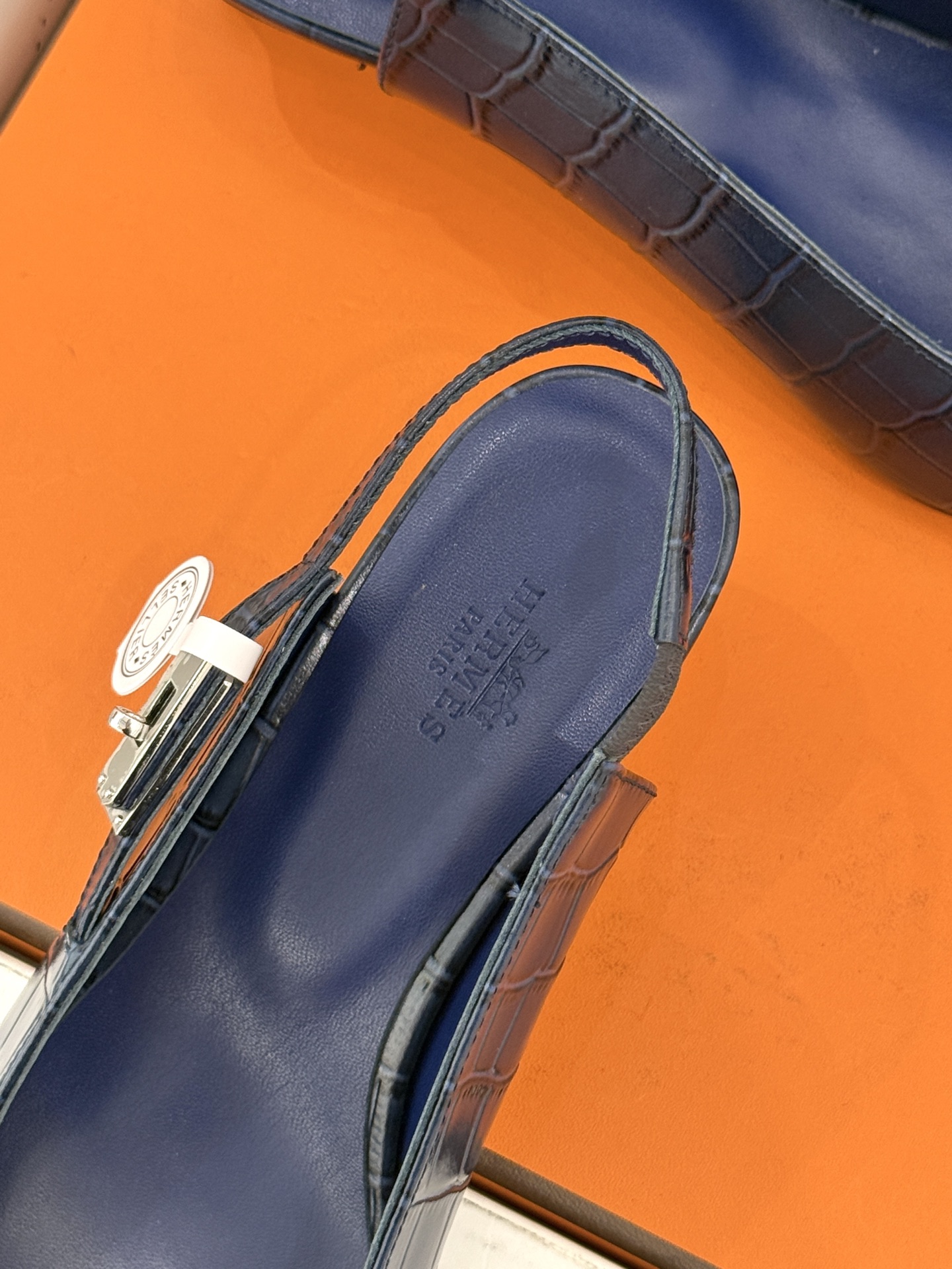 顶版 Hermès/爱马仕经典Kelly扣 鳄鱼纹后空猫跟凉鞋 鳄鱼纹压出哑光质感 经典Kelly扣锁着马术基因 后空剪